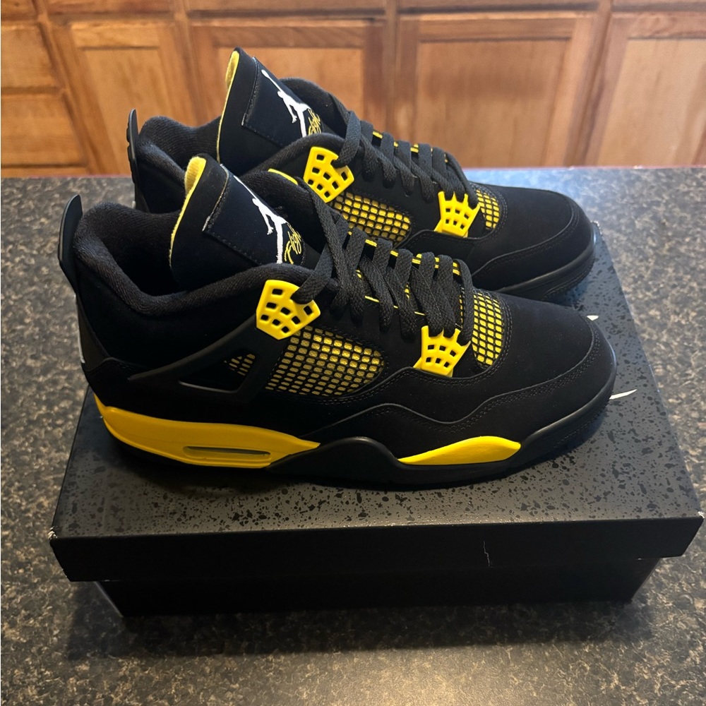 AIR JORDAN 4 RETRO 'THUNDER' 2023 110% AUTHENTIC DEAD STOCK OG